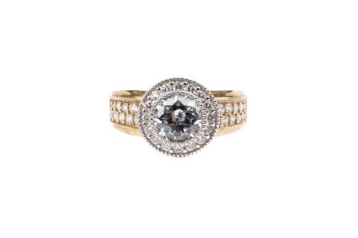 A cubic zirconia ring in 9 carat yellow gold