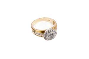 A cubic zirconia ring in 9 carat yellow gold - 2