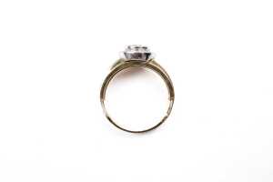 A cubic zirconia ring in 9 carat yellow gold - 4