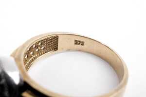 A cubic zirconia ring in 9 carat yellow gold - 5