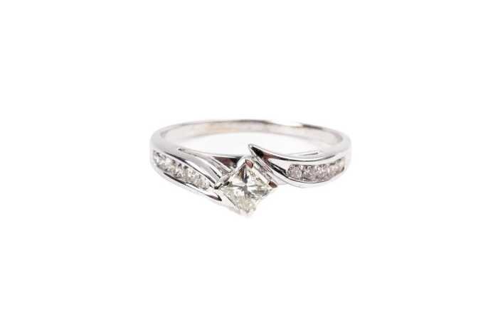 A diamond ring in 9 carat white gold