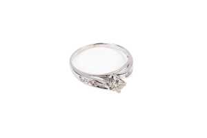 A diamond ring in 9 carat white gold - 2