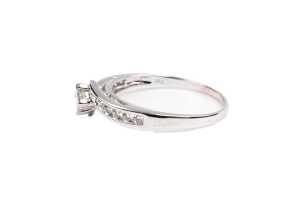 A diamond ring in 9 carat white gold - 3