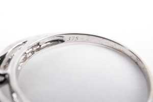 A diamond ring in 9 carat white gold - 5