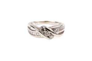 A diamond ring in 9 carat white gold