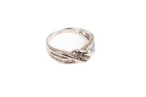 A diamond ring in 9 carat white gold - 2