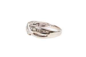 A diamond ring in 9 carat white gold - 3