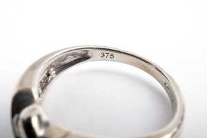 A diamond ring in 9 carat white gold - 5