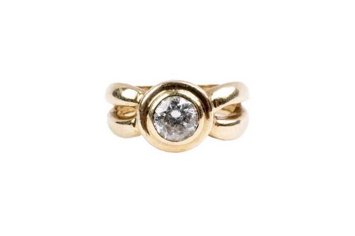 A cubic zirconia ring in 9 carat yellow gold
