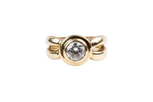 A cubic zirconia ring in 9 carat yellow gold