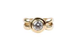 A cubic zirconia ring in 9 carat yellow gold