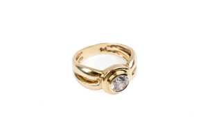 A cubic zirconia ring in 9 carat yellow gold - 2