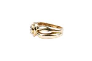 A cubic zirconia ring in 9 carat yellow gold - 3