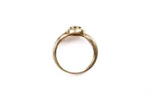 A cubic zirconia ring in 9 carat yellow gold - 4