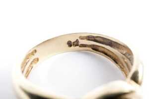 A cubic zirconia ring in 9 carat yellow gold - 5