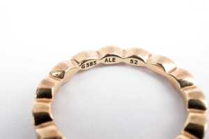 A Pandora Royal Victorian black enamel ring in 14 carat yellow gold - 4