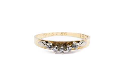 A vintage diamond ring in 18 carat yellow gold