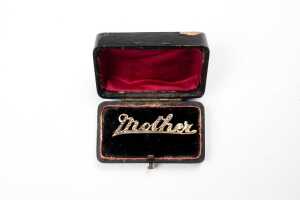 An antique seed pearl "Mother" brooch in 9 carat yellow gold - 4