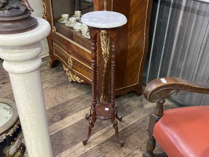 Antique style pedestal