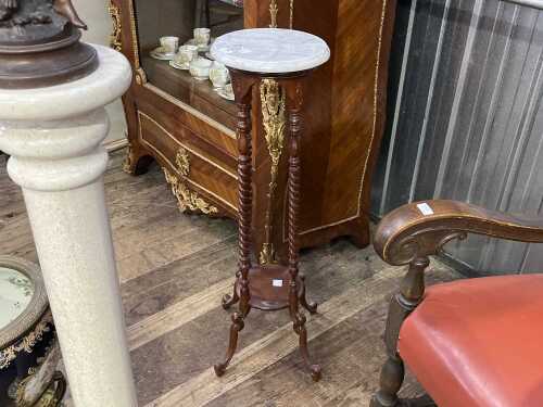 Antique style pedestal