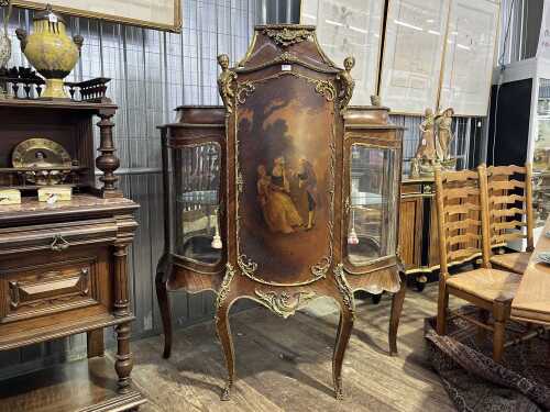 Italian mid 20th century fine quality reproduction rosewood cabinet in the French Louis XV style