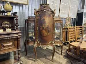 Italian mid 20th century fine quality reproduction rosewood cabinet in the French Louis XV style