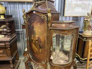 Italian mid 20th century fine quality reproduction rosewood cabinet in the French Louis XV style - 2