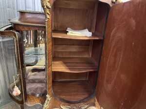 Italian mid 20th century fine quality reproduction rosewood cabinet in the French Louis XV style - 3