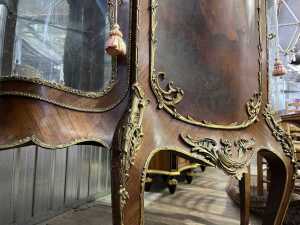 Italian mid 20th century fine quality reproduction rosewood cabinet in the French Louis XV style - 6