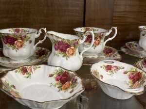 Royal Albert 'Old Country Roses' tea setting for six - 2