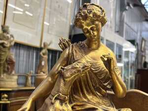 19th century French gilt spelter figural mantel clock depicting Diana, goddess of the hunt - 3