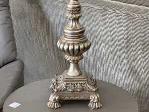 Faux antique silver-coloured table lamp on square acanthus leaf base. - 3