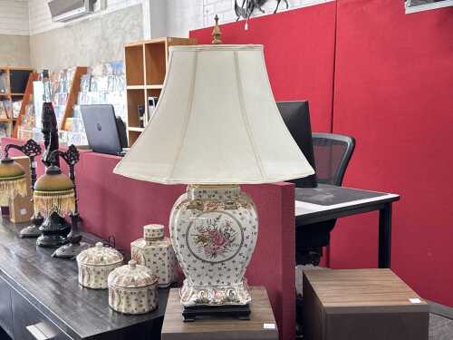 Chinese ceramic ginger jar-form table lamp