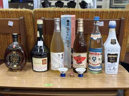 Six bottles of international spirits and liqueurs including D.O.M. Benedictine liqueur 1L