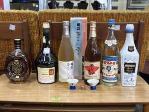 Six bottles of international spirits and liqueurs including D.O.M. Benedictine liqueur 1L