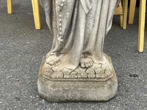 Stone statue of the Virgin Mary - 4