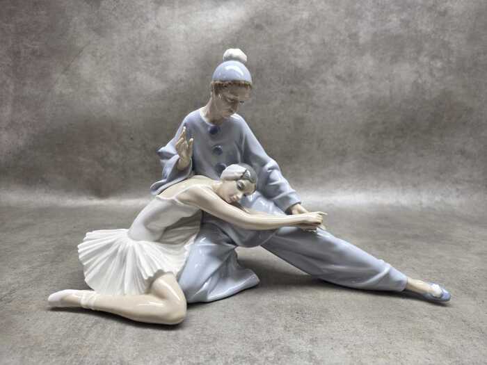 Lladro 'Closing Scene' porcelain figure