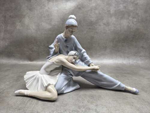 Lladro 'Closing Scene' porcelain figure