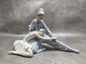 Lladro 'Closing Scene' porcelain figure