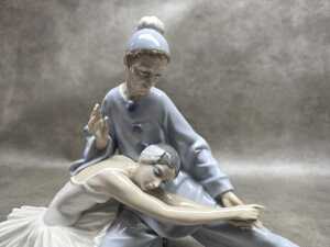 Lladro 'Closing Scene' porcelain figure - 2