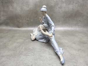 Lladro 'Closing Scene' porcelain figure - 3