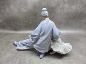 Lladro 'Closing Scene' porcelain figure - 4
