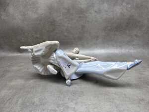 Lladro 'Closing Scene' porcelain figure - 5
