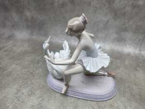 Lladro 'Graceful Dance' porcelain figure - 4