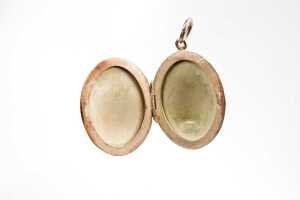 An oval locket in 9 carat gold - 4