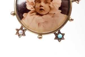 An antique turquoise and seed pearl photo pendant in 9 carat yellow gold - 2