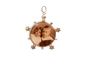 An antique turquoise and seed pearl photo pendant in 9 carat yellow gold - 3