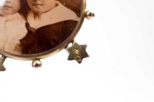 An antique turquoise and seed pearl photo pendant in 9 carat yellow gold - 4