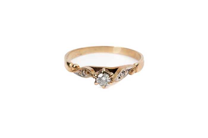 A diamond ring in 9 carat yellow gold