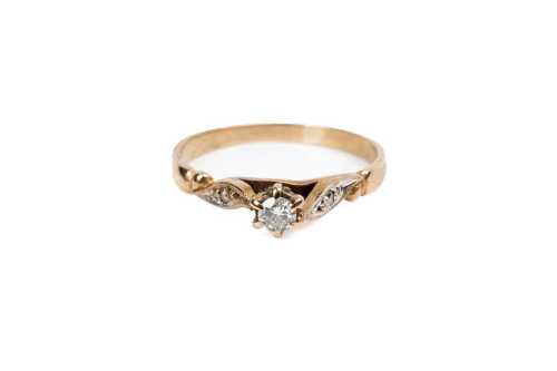 A diamond ring in 9 carat yellow gold